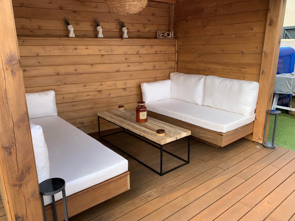 Salon extérieur avec coussins sur mesure